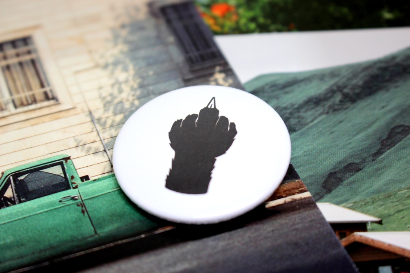 Значок закатной «Лапка Fuck You» — изображение 2