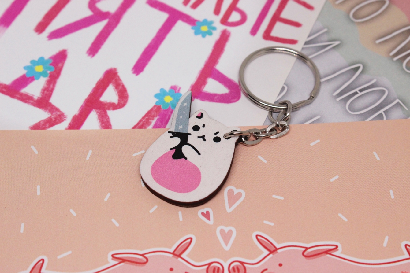 Брелок деревянный “Котик с ножом” — изображение 2