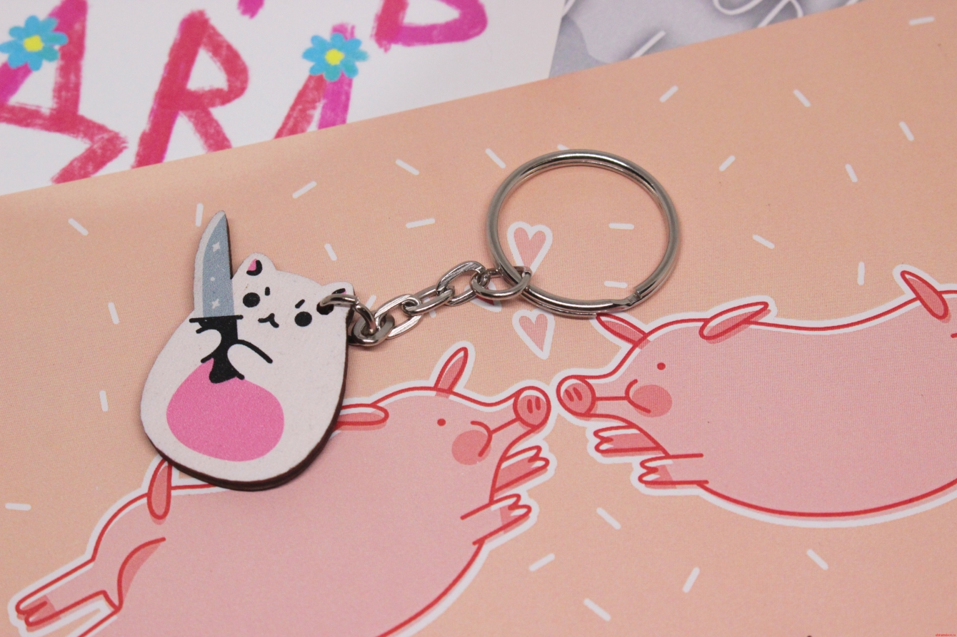 Брелок деревянный “Котик с ножом” — изображение 3