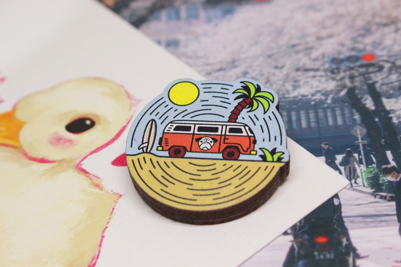 Деревянная брошка "Автобус и море" — изображение 2