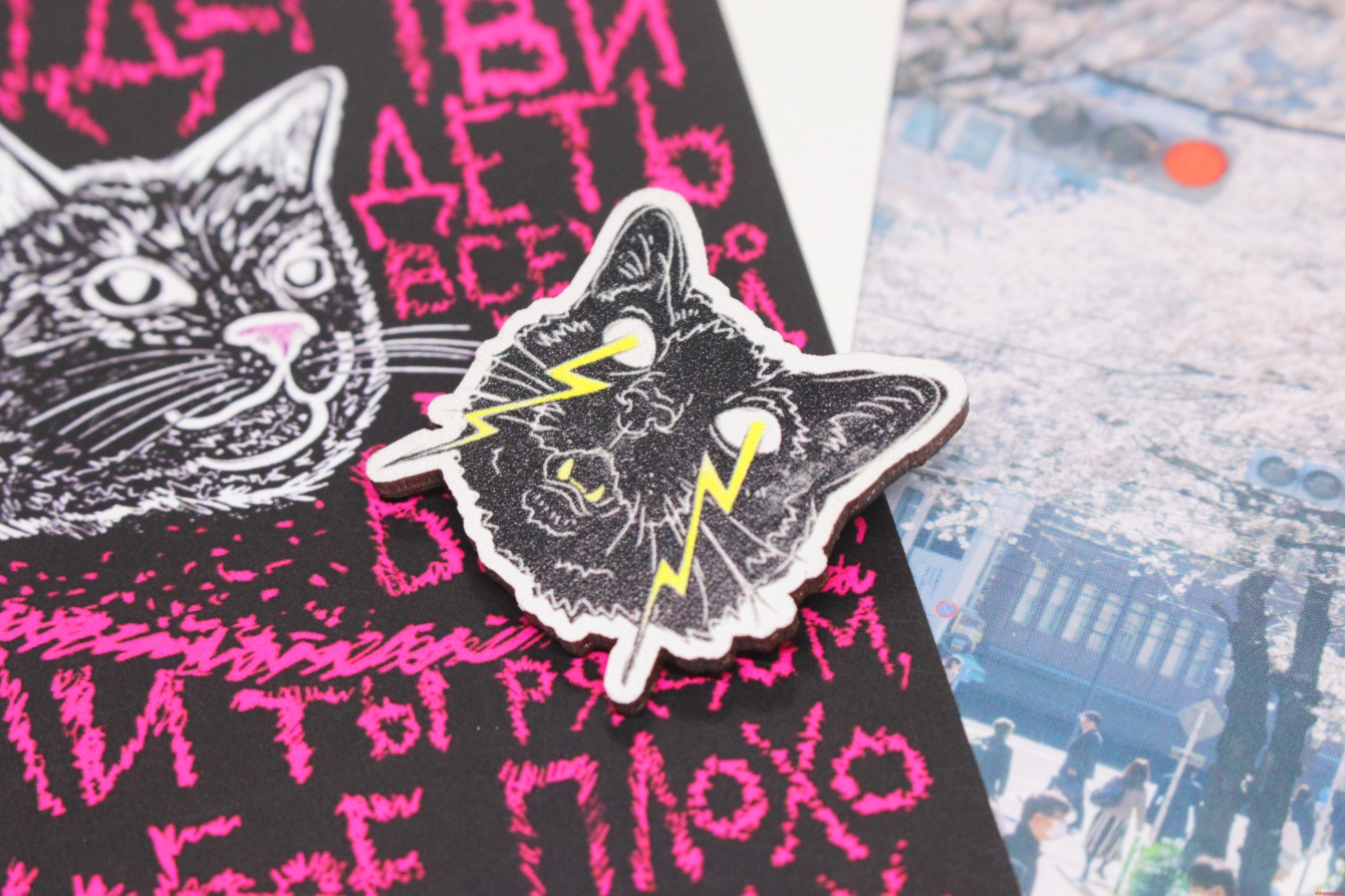 Брошка деревянная "Кот с молниями" — изображение 2