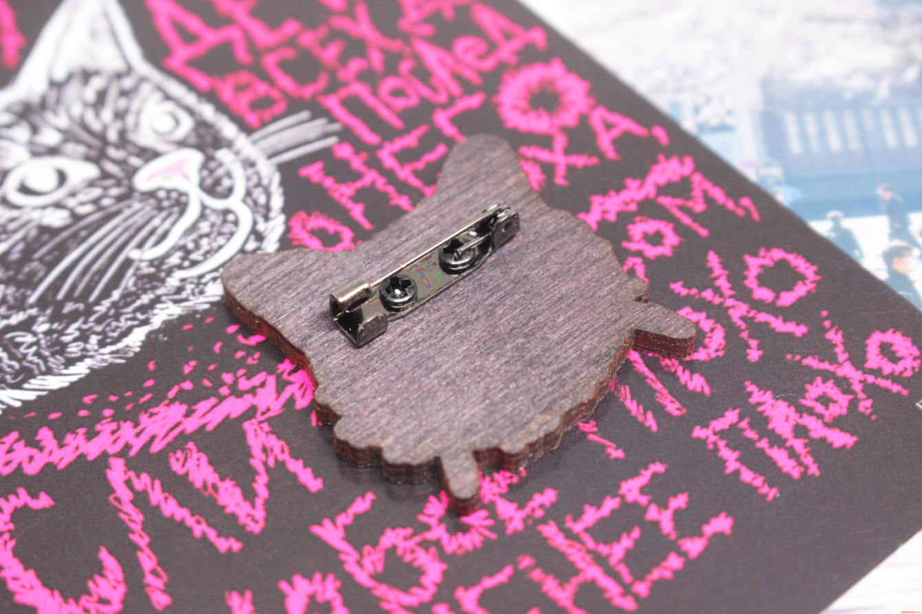 Брошка деревянная "Кот с молниями" — изображение 3