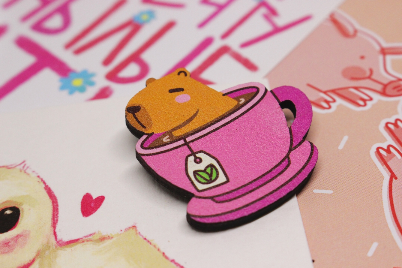 Брошка деревянная "Капибара в кружке" — изображение 2