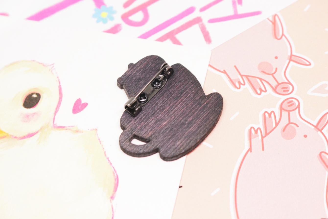 Брошка деревянная "Капибара в кружке" — изображение 3