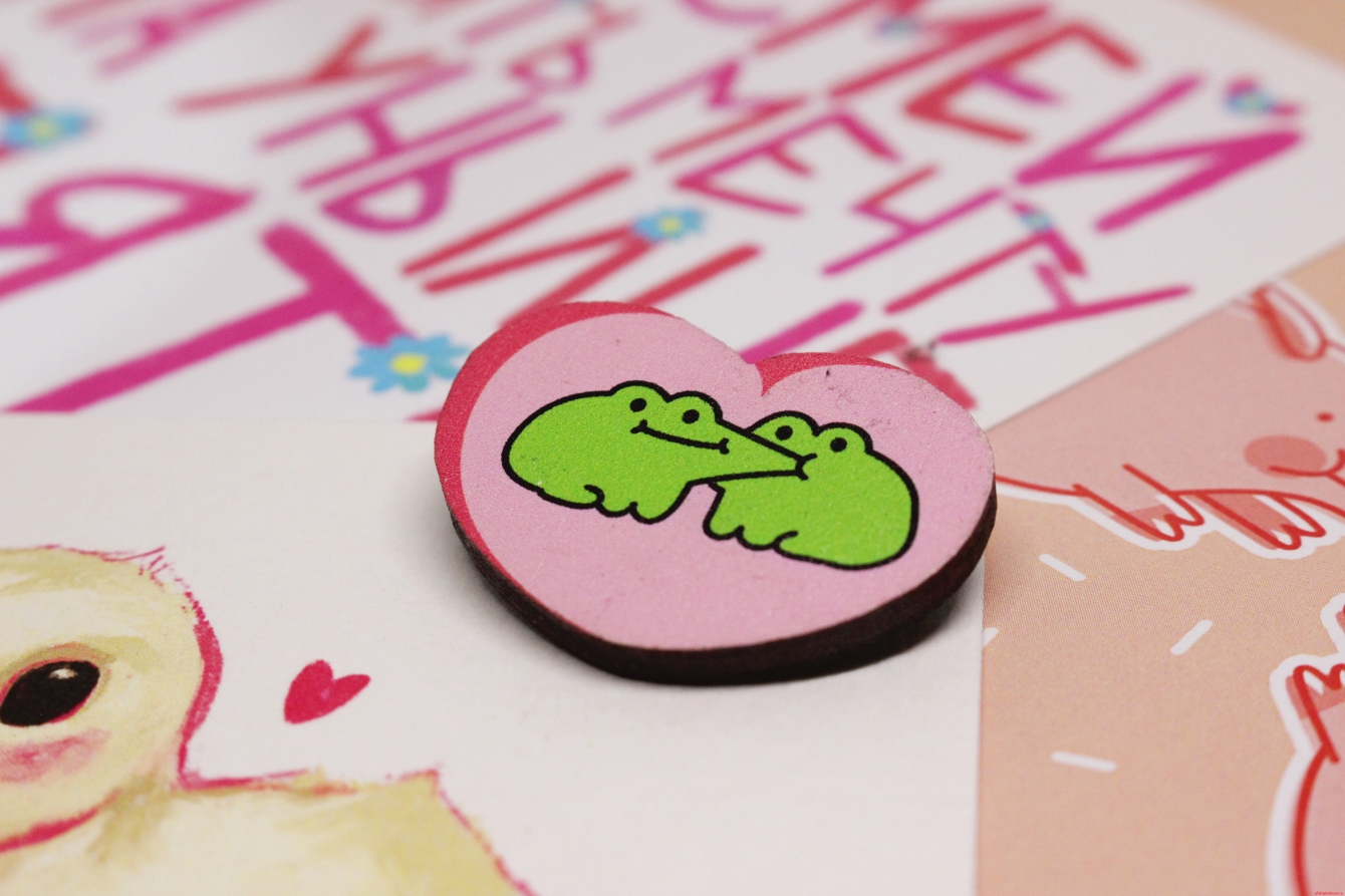 Брошка деревянная "Жабья любовь" — изображение 2