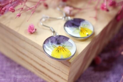 Серьги белые круглые с фиолетовым сухоцветом (Анютины глазки) (с каймой) — изображение 3