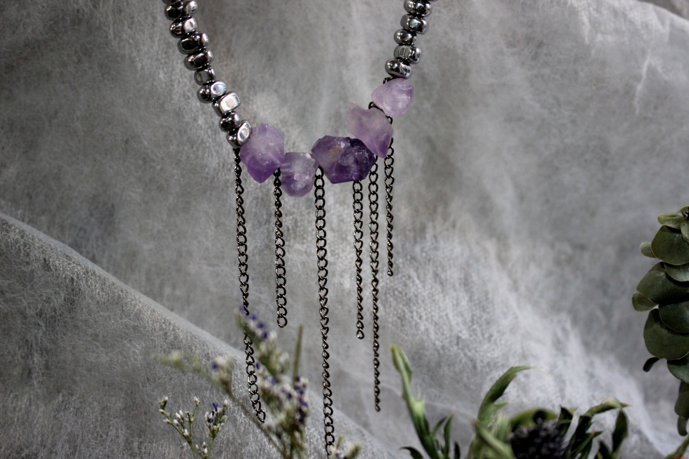Колье с аметистом, с бусинами из гематита и бижутерными цепями MOONA — изображение 2