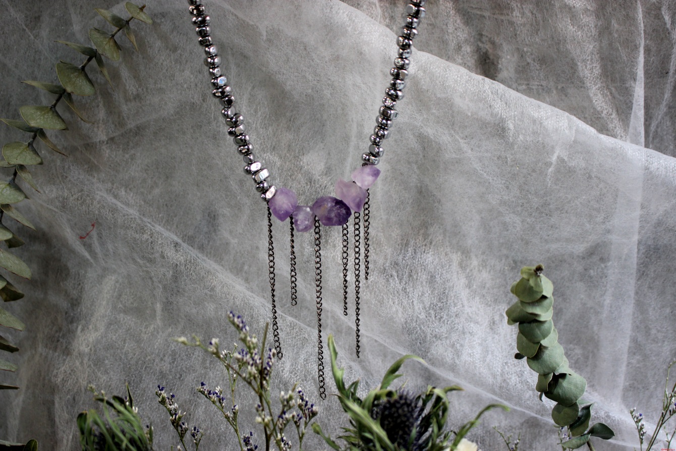 Колье с аметистом, с бусинами из гематита и бижутерными цепями MOONA — изображение 5
