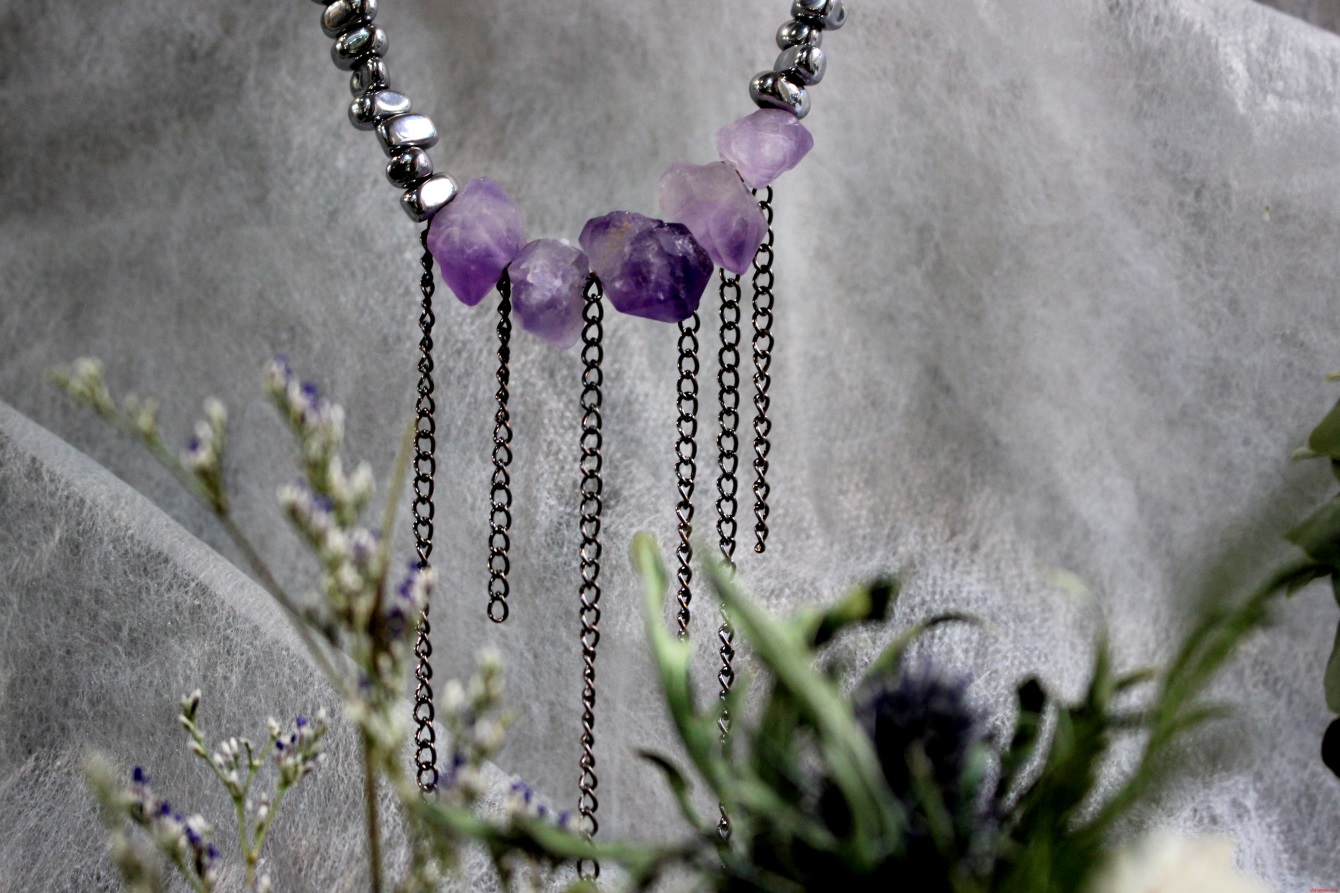 Колье с аметистом, с бусинами из гематита и бижутерными цепями MOONA — изображение 3