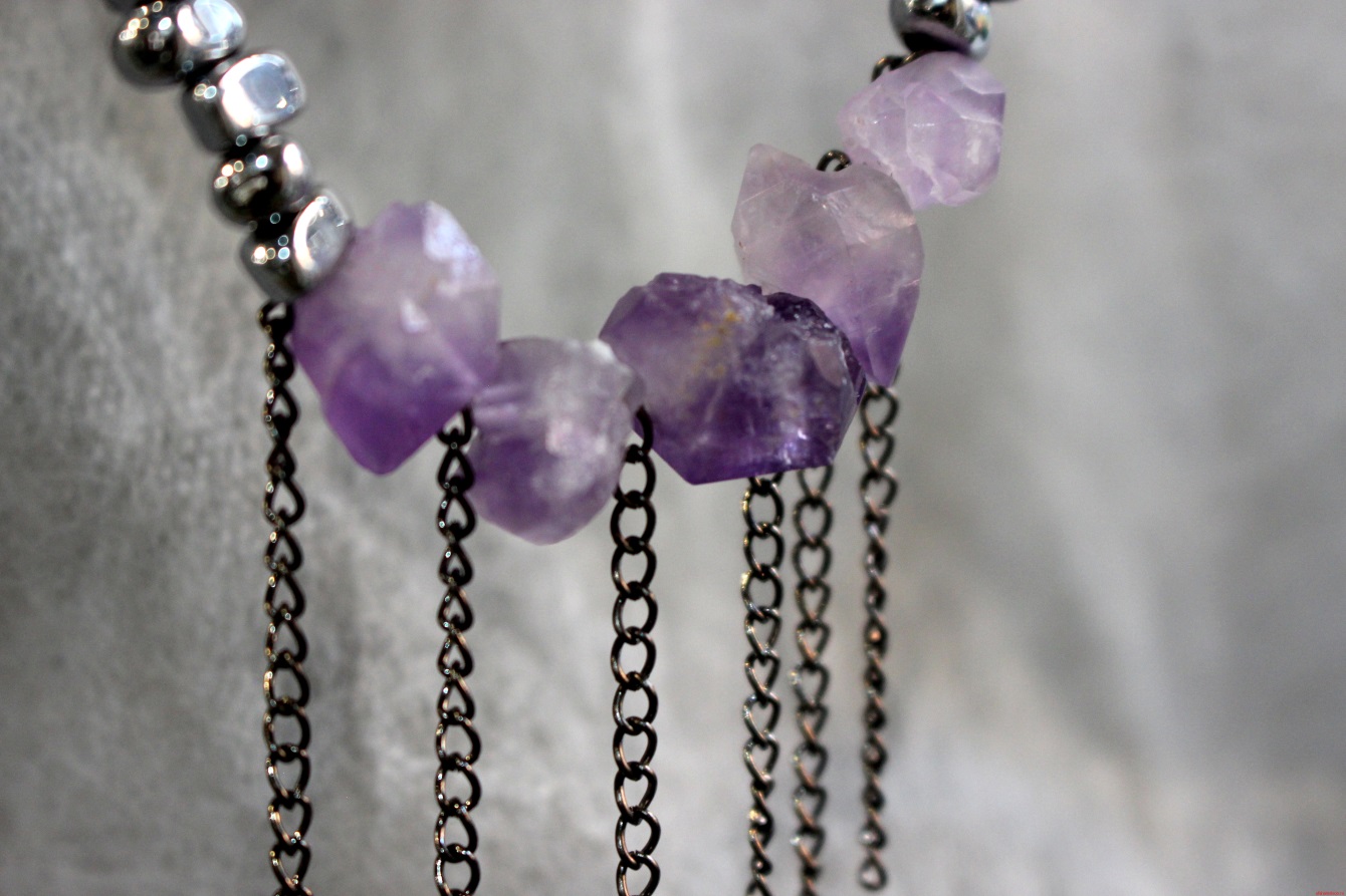 Колье с аметистом, с бусинами из гематита и бижутерными цепями MOONA — изображение 4