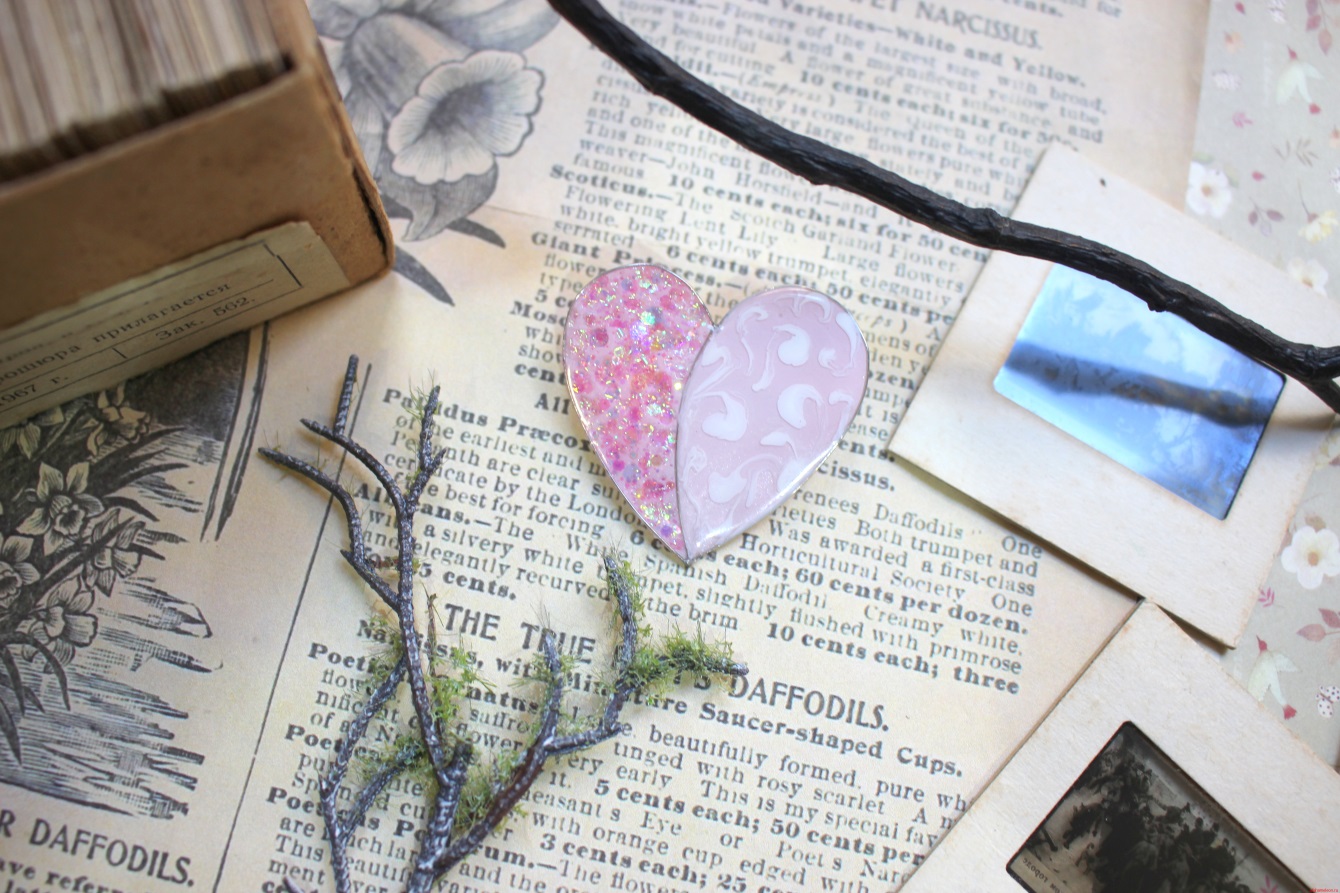 Брошь "Сердечко с абстракцией" нежно-розовая из витрали — изображение 2