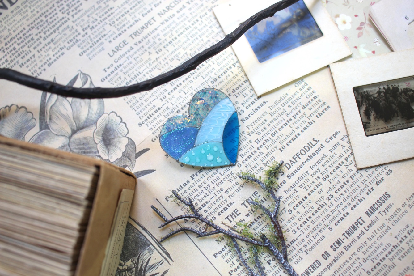 Брошь "Сердечко с абстракцией" голубая из витрали — изображение 2