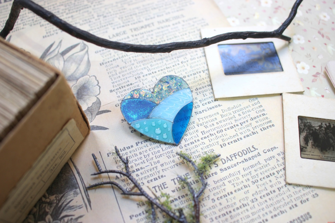 Брошь "Сердечко с абстракцией" голубая из витрали — изображение 3