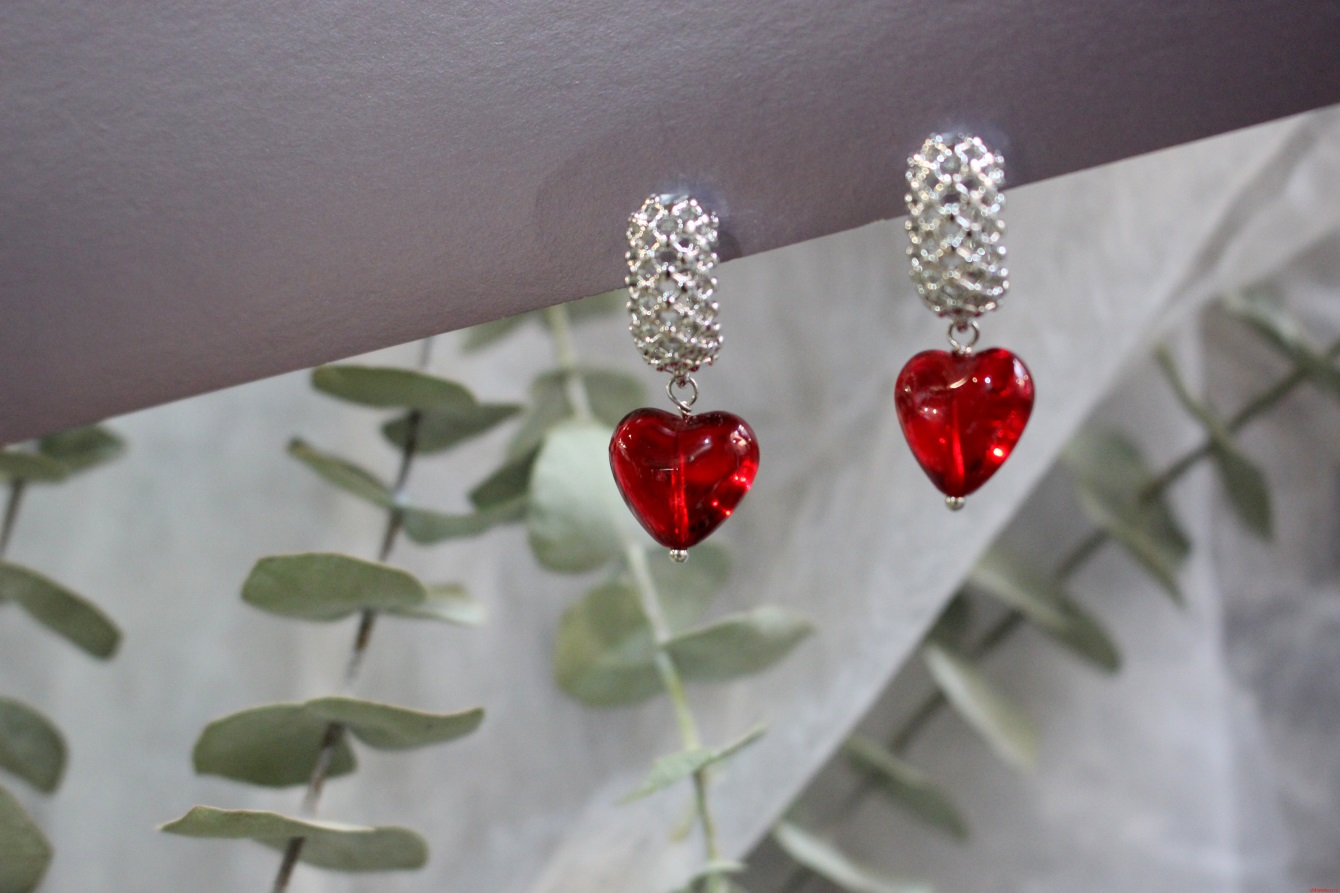 Серьги "Красное сердце из стекла" и бижутерного сплава MOONA — изображение 2