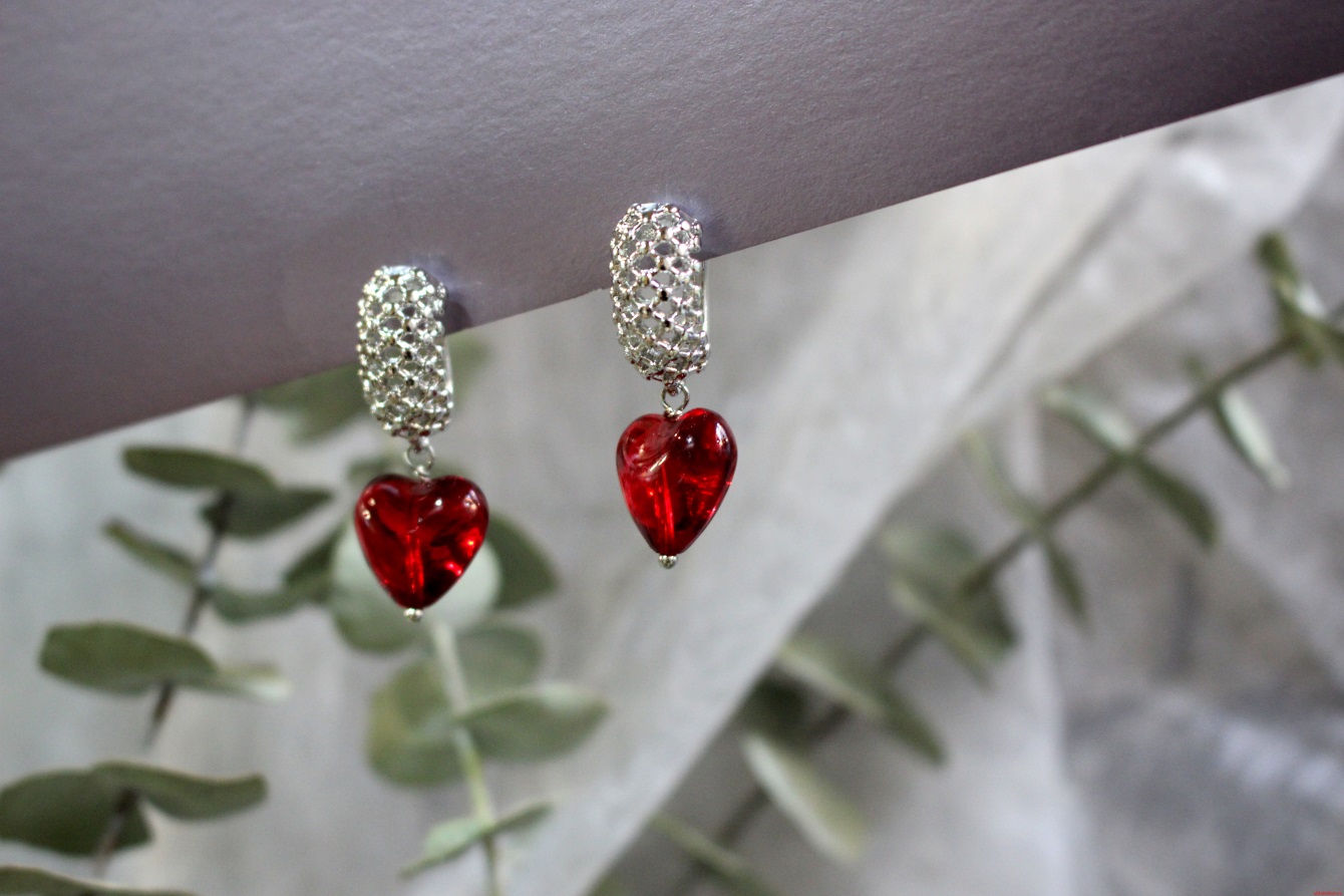 Серьги "Красное сердце из стекла" и бижутерного сплава MOONA — изображение 3