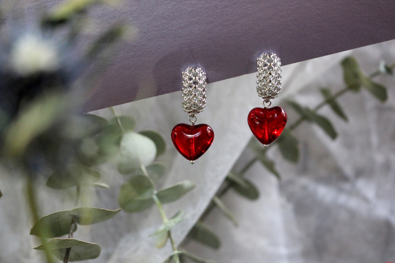 Серьги "Красное сердце из стекла" и бижутерного сплава MOONA — изображение 4