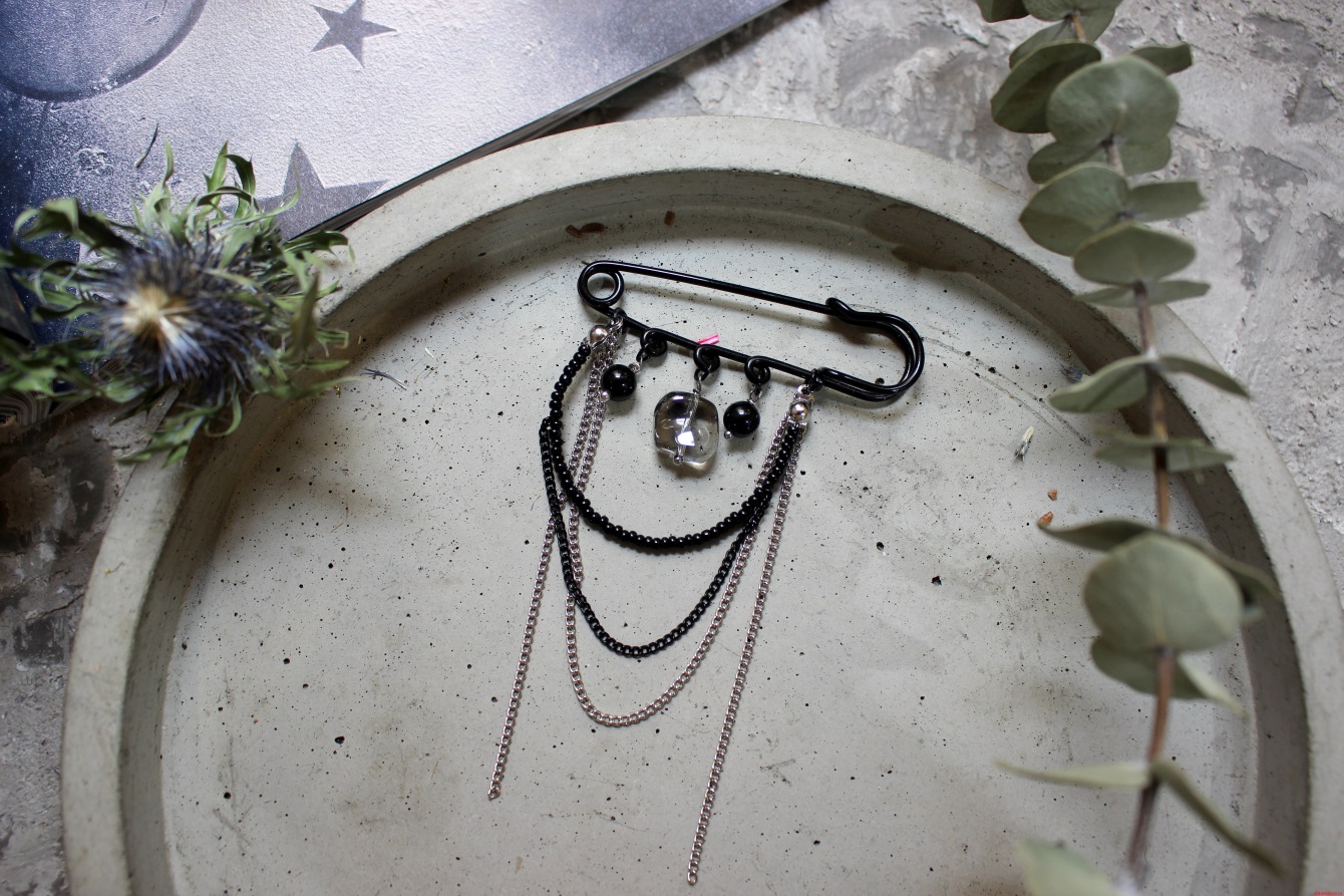 Булавка чёрная со стеклом, обсидианом и бисером MOONA — изображение 3