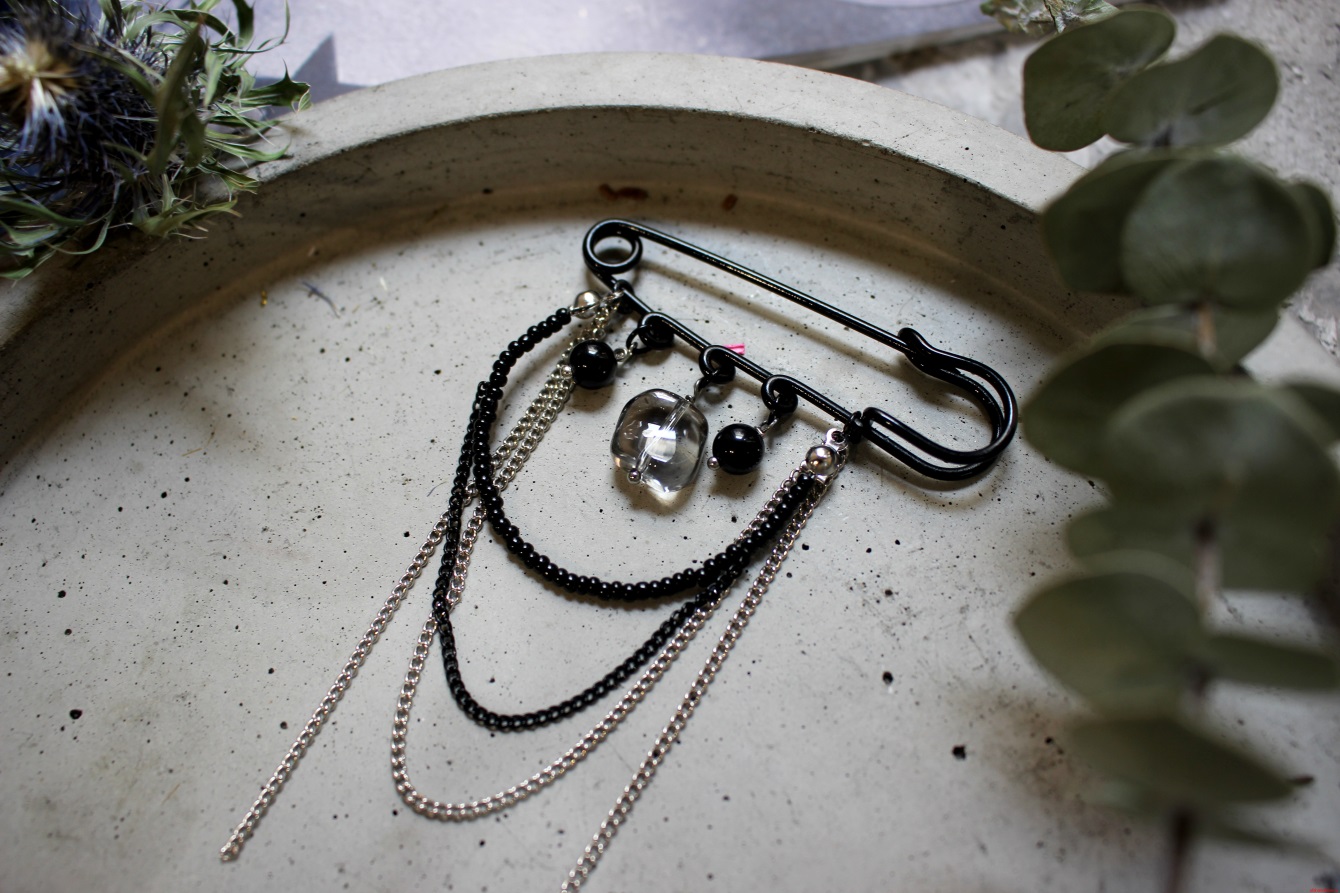 Булавка чёрная со стеклом, обсидианом и бисером MOONA — изображение 4