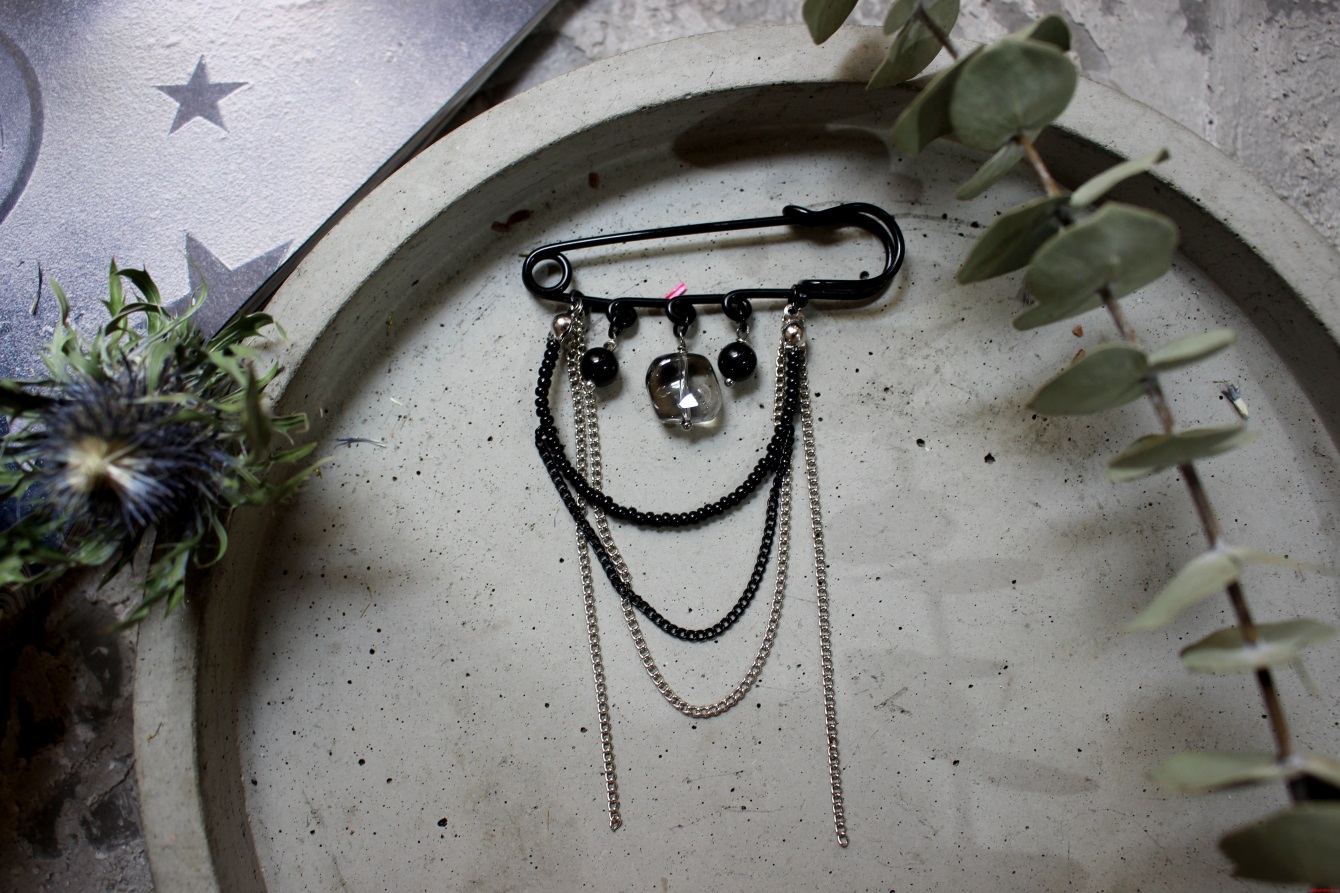 Булавка чёрная со стеклом, обсидианом и бисером MOONA — изображение 2