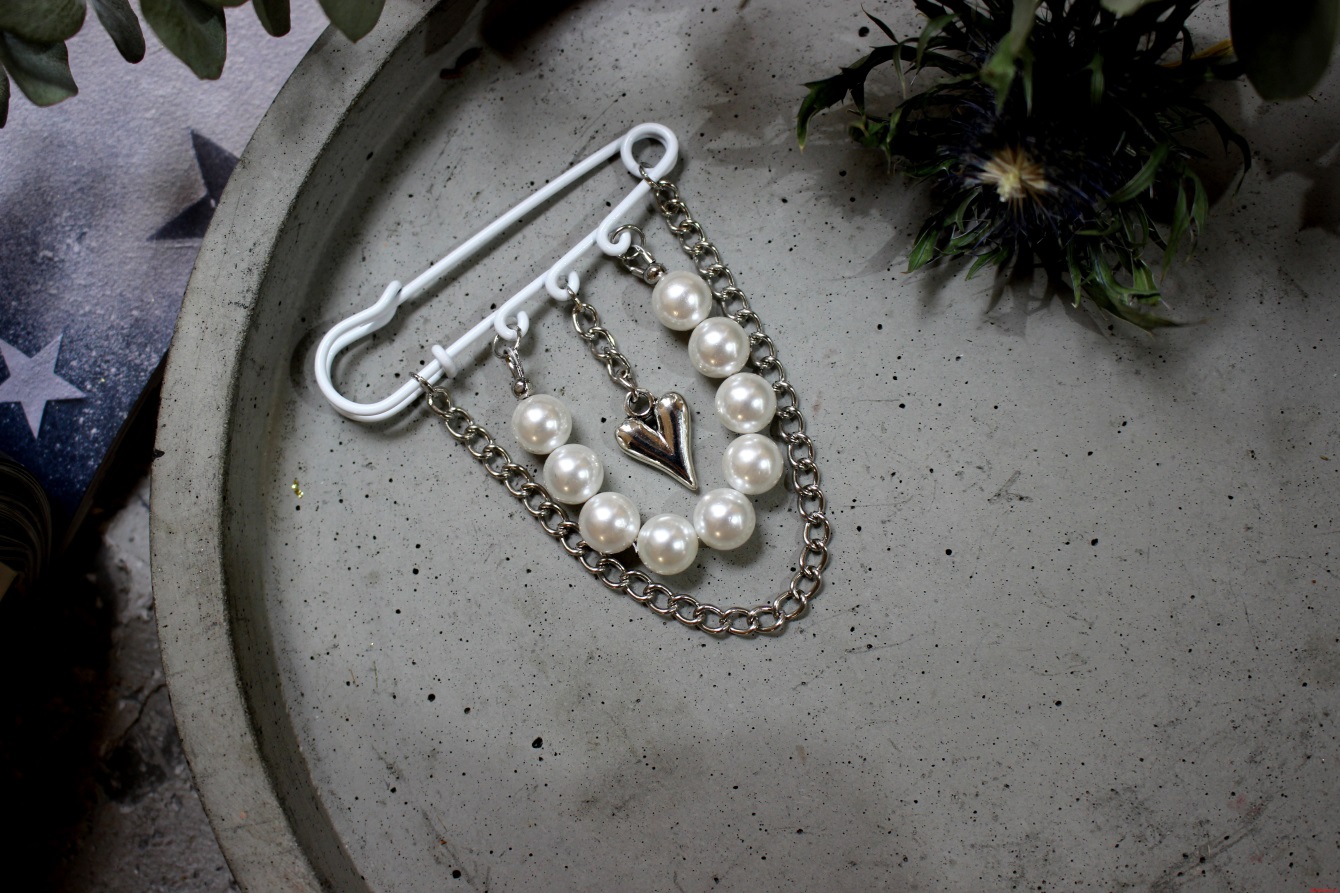 Булавка "Биж. сердце" (белая) с бусинами из майорки и биж. сплава MOONA — изображение 3