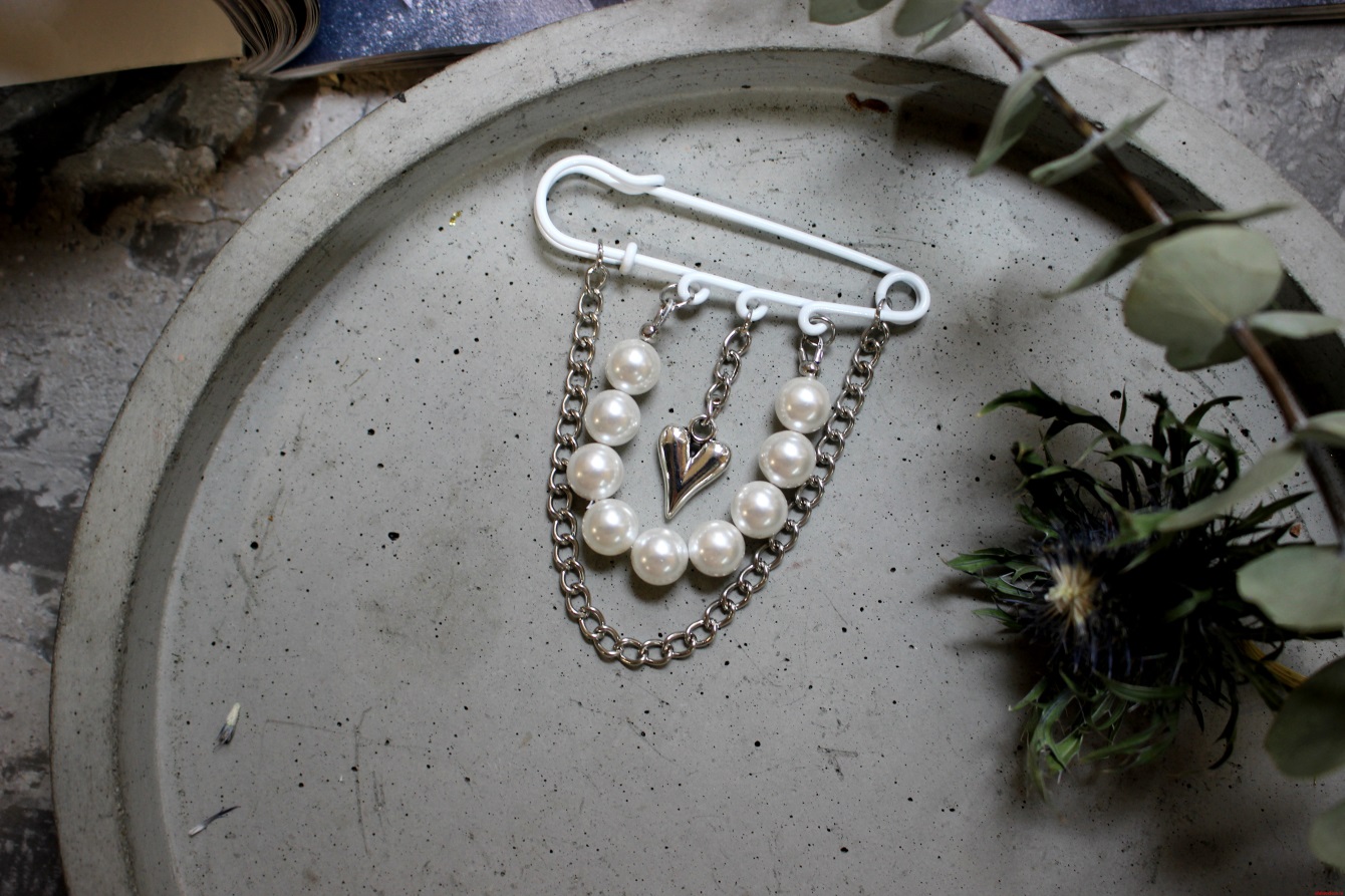 Булавка "Биж. сердце" (белая) с бусинами из майорки и биж. сплава MOONA — изображение 2