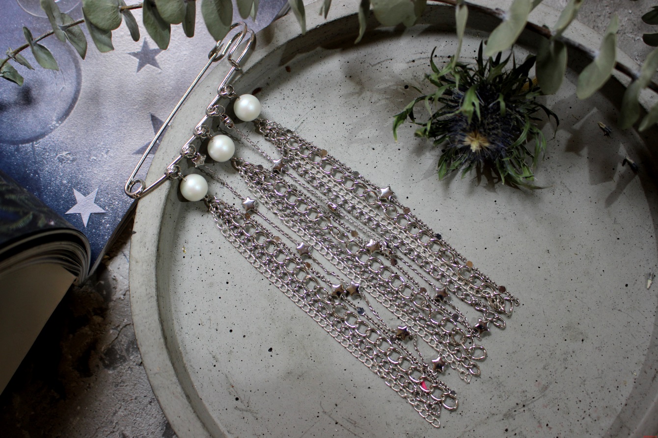 Булавка "Шарики" из майорки" и цепями-звёздочками из бижутерного сплава MOONA — изображение 2
