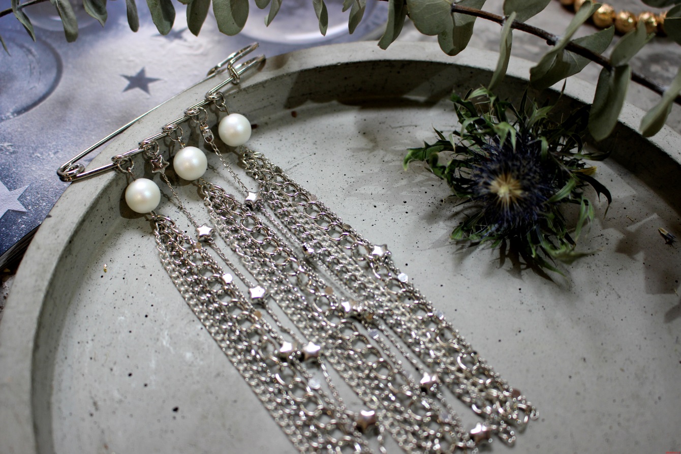 Булавка "Шарики" из майорки" и цепями-звёздочками из бижутерного сплава MOONA — изображение 3