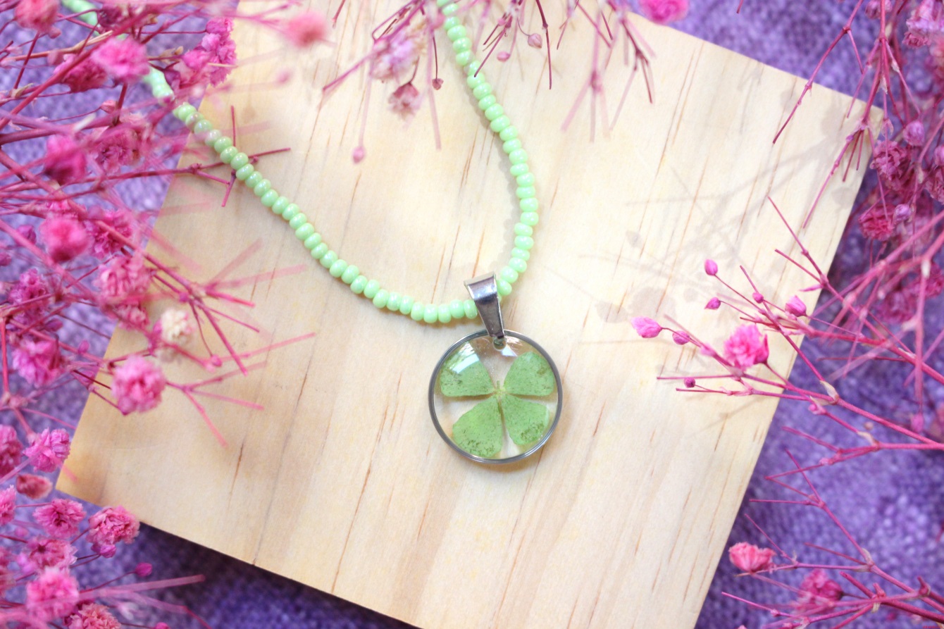 Подвеска с лаймовым бисером и прозрачным круглым кулоном с зелёным четырёхлистником (с каймой) — изображение 2